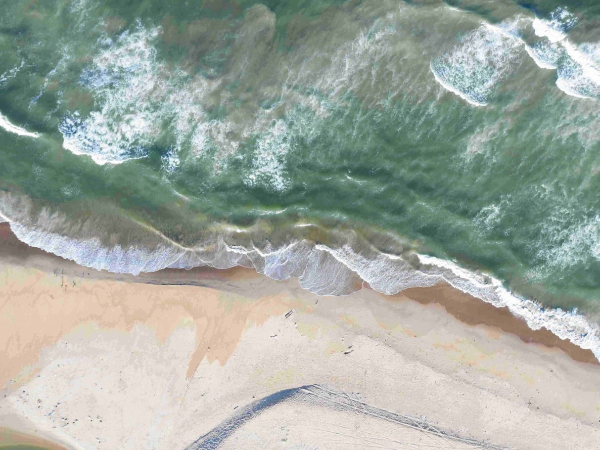 Ilustrasi pantai dengan pasir yang tersapu ombak, sebagai simbol lembaran blog yang baru. Foto oleh Sudo di Pixabay